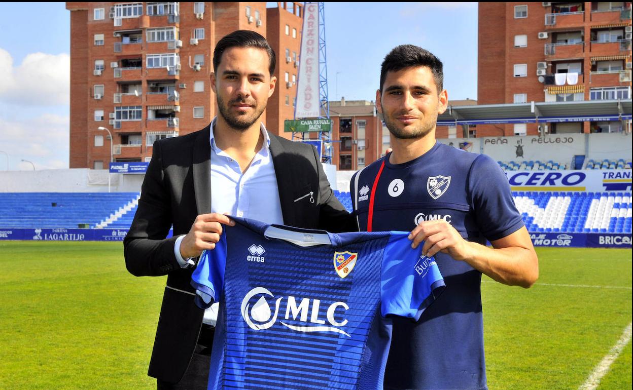 Miguel Linares y Fran Lara después de presentar la renovación del jugador. 