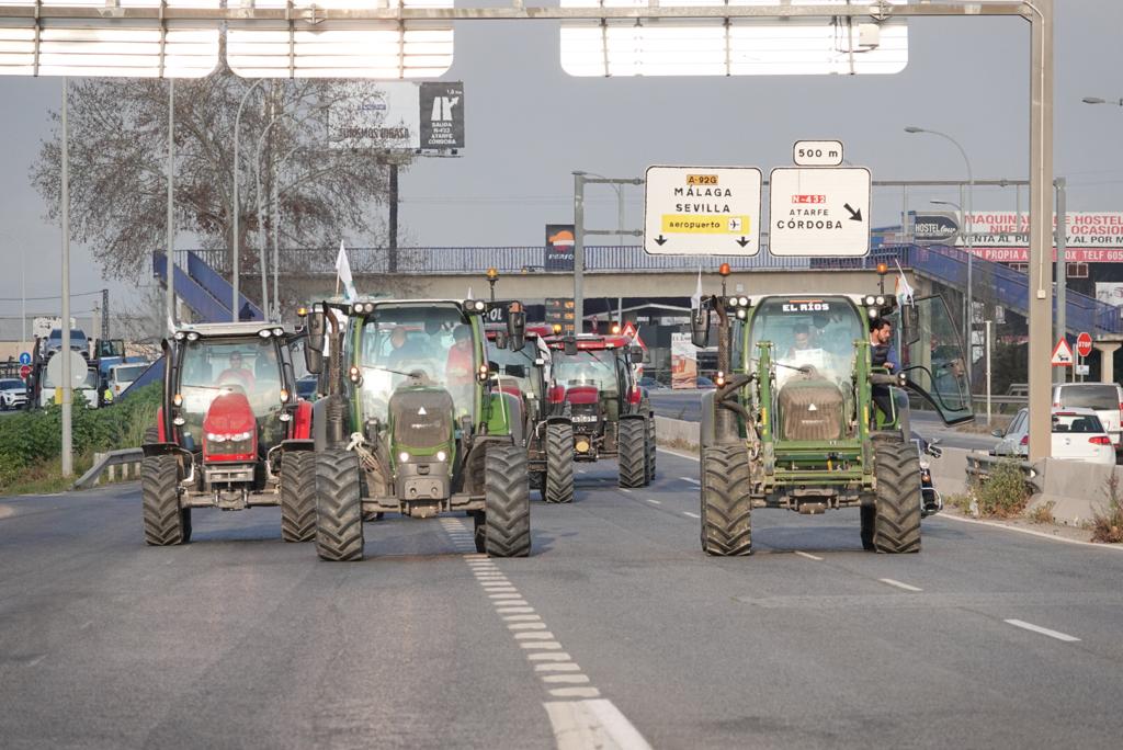 La marcha en la que participan 500 tractores y unos diez mil manifestantes llegados en 200 autobuses altera por completo la rutina de la ciudad