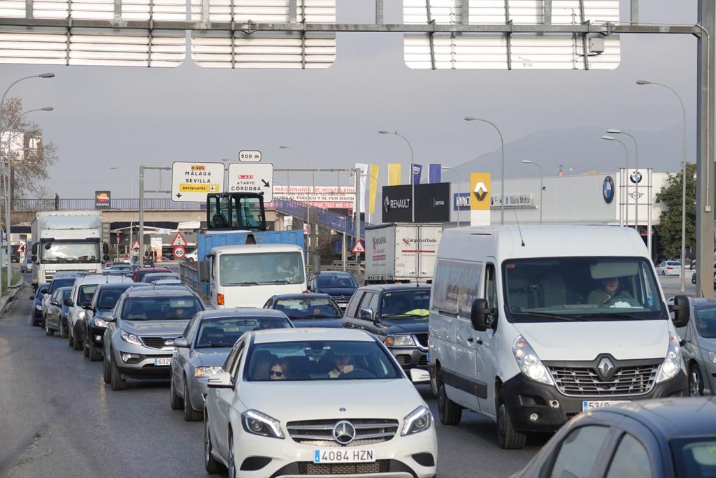 La marcha en la que participan 500 tractores y unos diez mil manifestantes llegados en 200 autobuses altera por completo la rutina de la ciudad