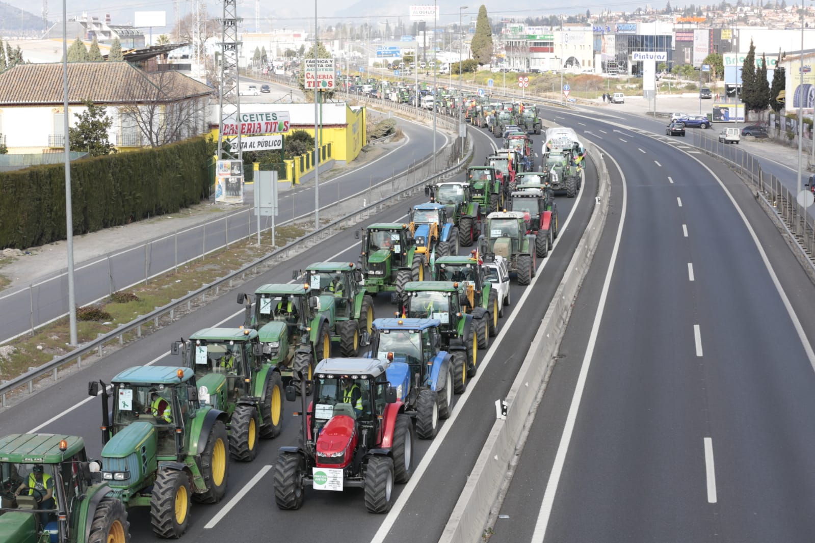 La marcha en la que participan 500 tractores y unos diez mil manifestantes llegados en 200 autobuses altera por completo la rutina de la ciudad