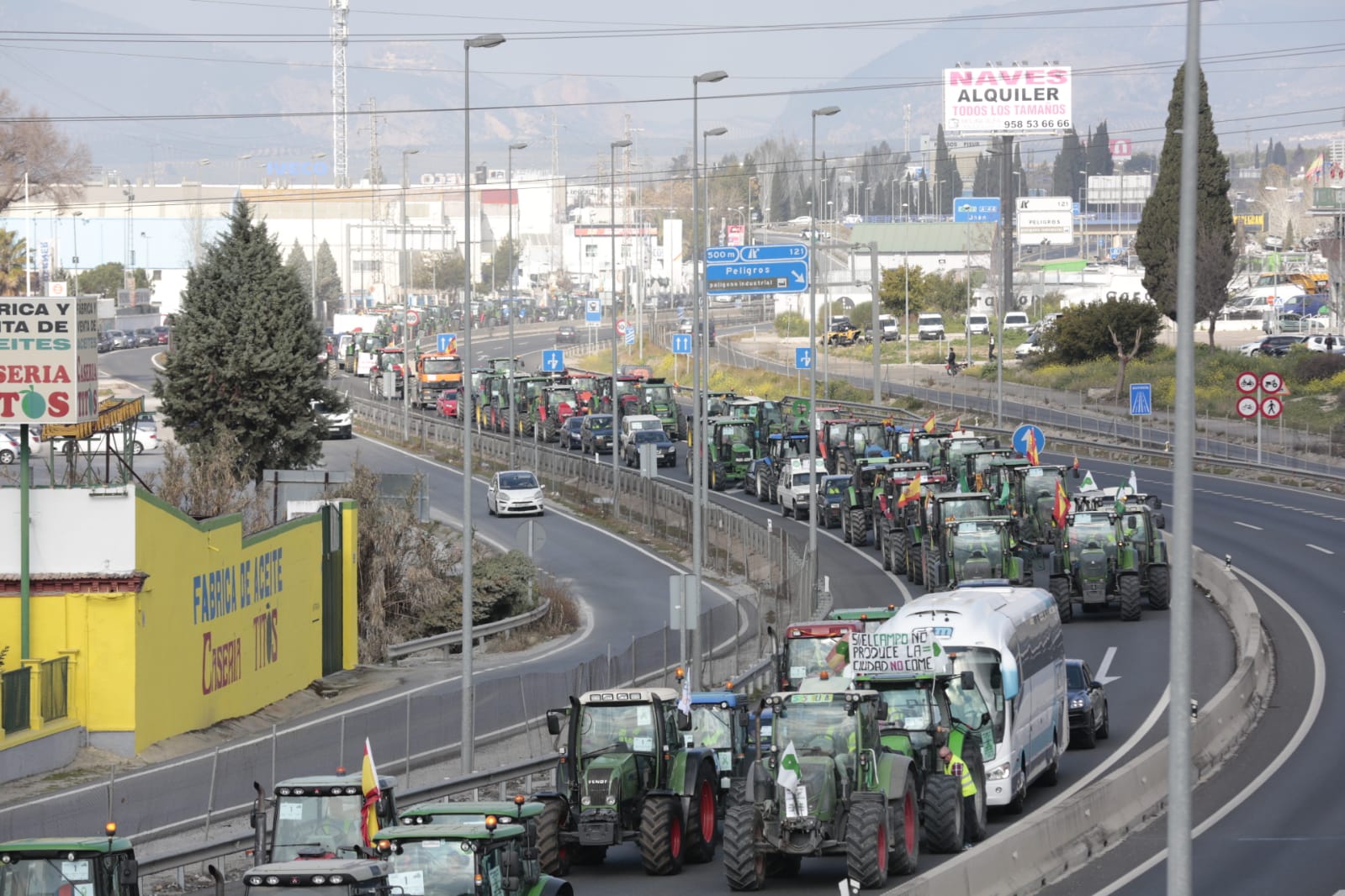 La marcha en la que participan 500 tractores y unos diez mil manifestantes llegados en 200 autobuses altera por completo la rutina de la ciudad