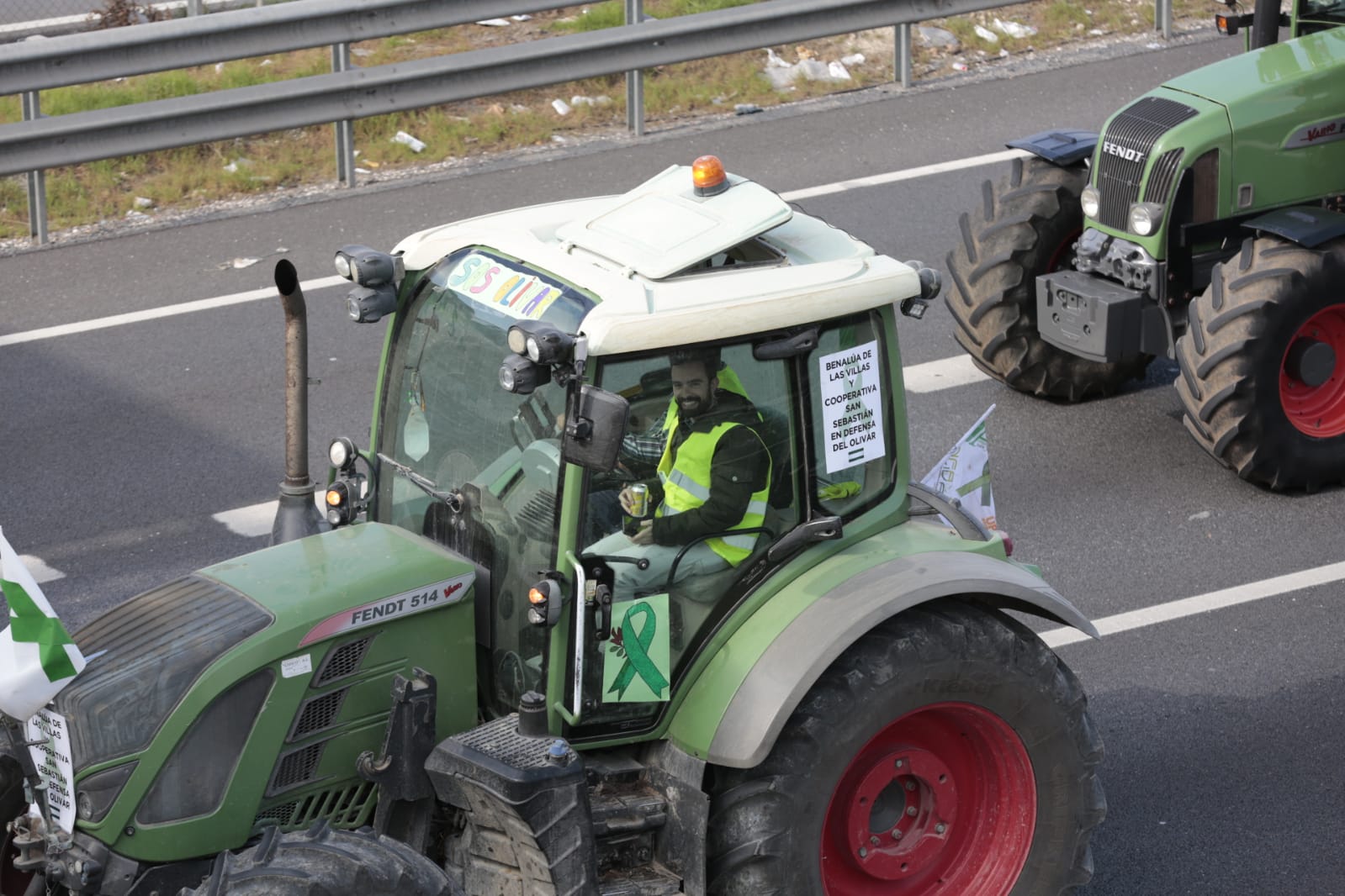 La marcha en la que participan 500 tractores y unos diez mil manifestantes llegados en 200 autobuses altera por completo la rutina de la ciudad