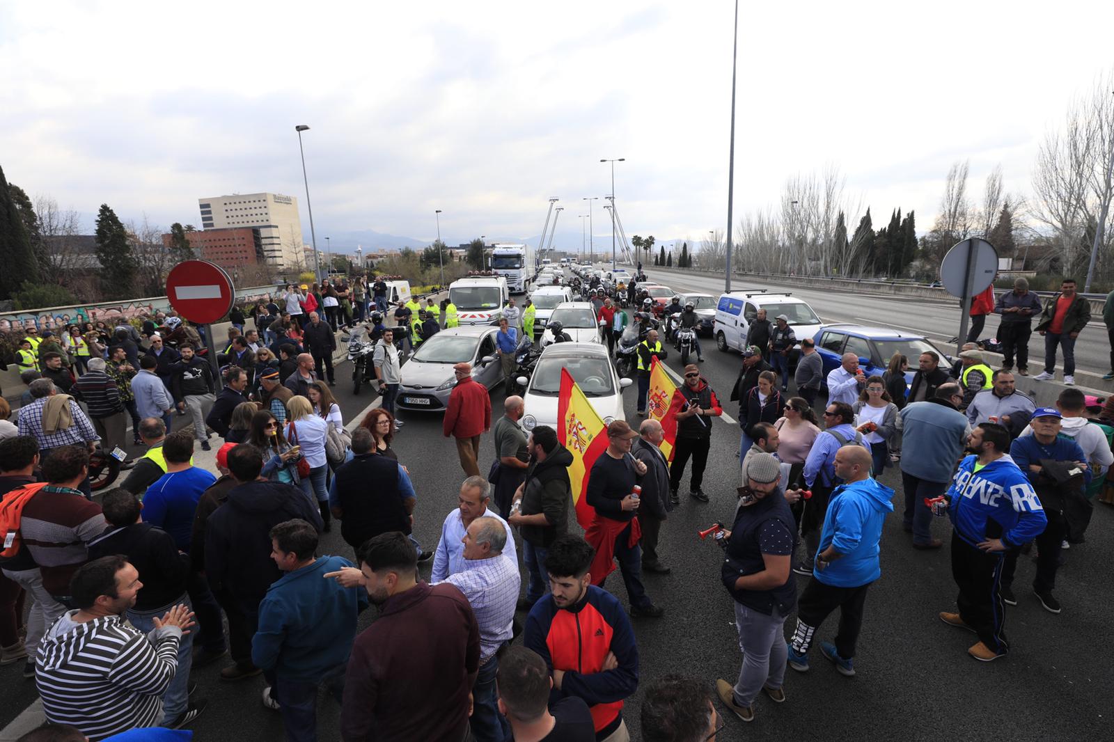 La marcha en la que participan 750 tractores y unos diez mil manifestantes llegados en 200 autobuses altera por completo la rutina de la ciudad