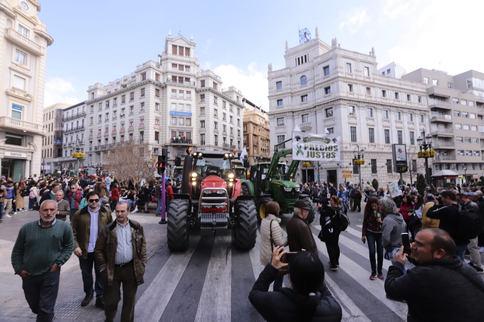 La marcha en la que participan 750 tractores y unos diez mil manifestantes llegados en 200 autobuses altera por completo la rutina de la ciudad