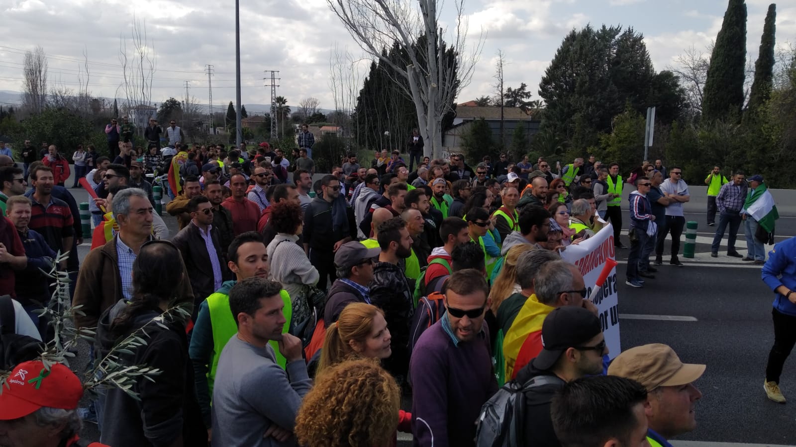 La marcha en la que participan 750 tractores y unos diez mil manifestantes llegados en 200 autobuses altera por completo la rutina de la ciudad
