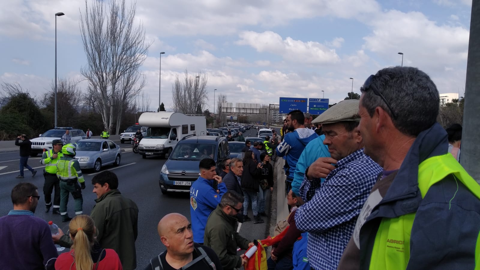 La marcha en la que participan 750 tractores y unos diez mil manifestantes llegados en 200 autobuses altera por completo la rutina de la ciudad