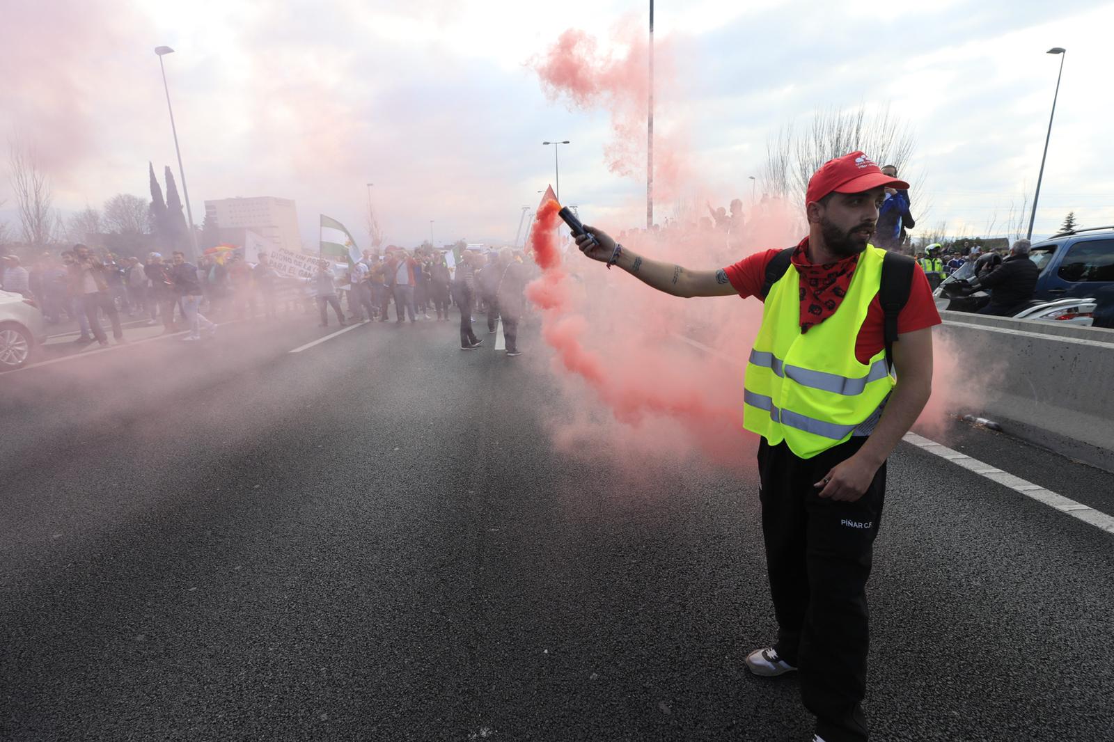 La marcha en la que participan 750 tractores y unos diez mil manifestantes llegados en 200 autobuses altera por completo la rutina de la ciudad