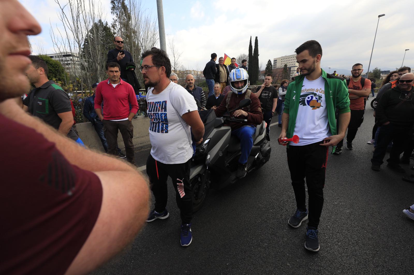 La marcha en la que participan 750 tractores y unos diez mil manifestantes llegados en 200 autobuses altera por completo la rutina de la ciudad