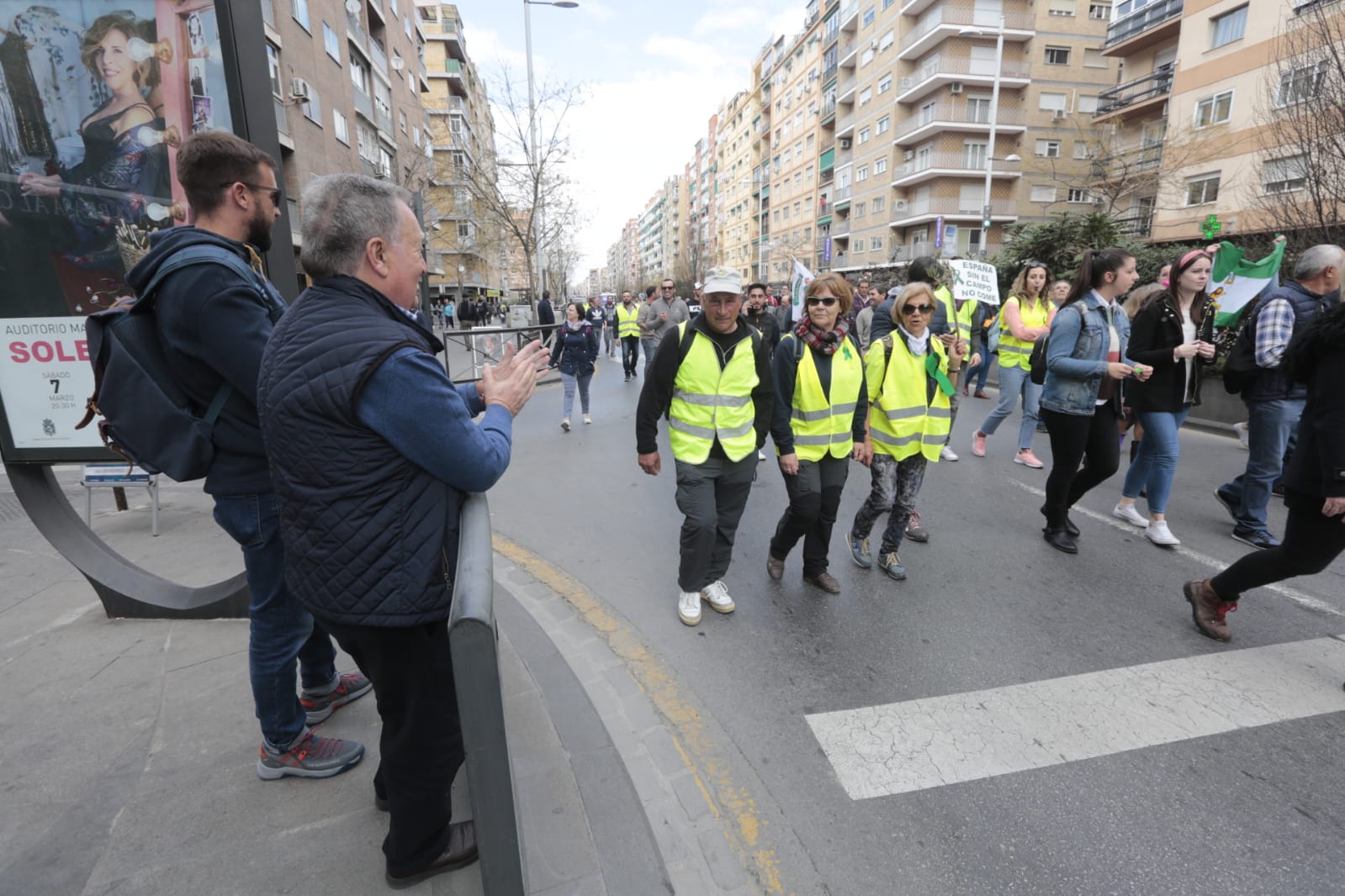 La marcha en la que participan 750 tractores y unos diez mil manifestantes llegados en 200 autobuses altera por completo la rutina de la ciudad