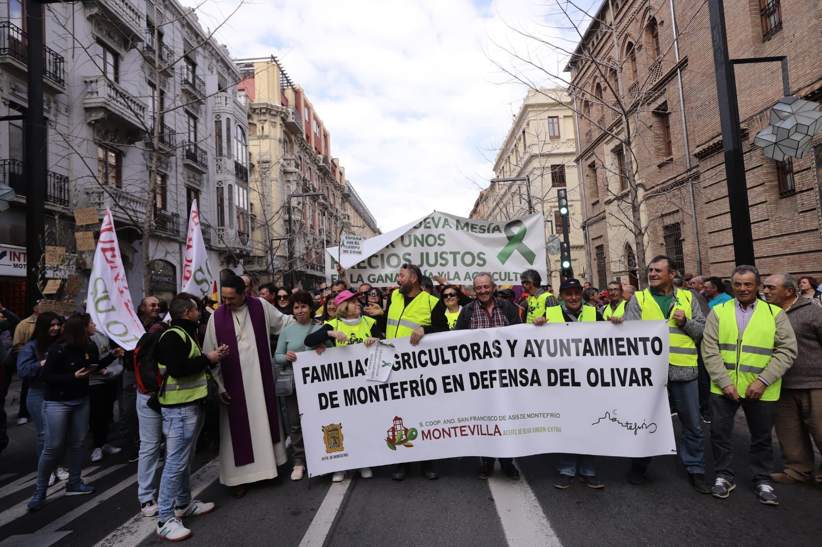 La marcha en la que participan 750 tractores y unos diez mil manifestantes llegados en 200 autobuses altera por completo la rutina de la ciudad