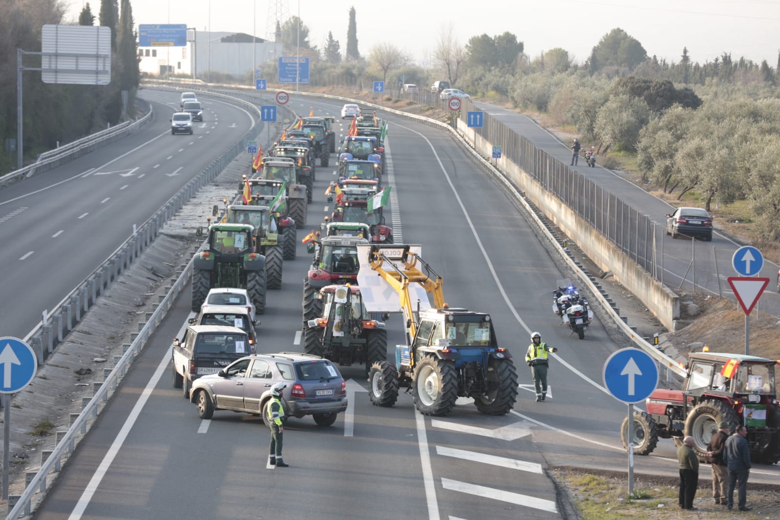 La marcha en la que participan 500 tractores y unos diez mil manifestantes llegados en 200 autobuses altera por completo la rutina de la ciudad