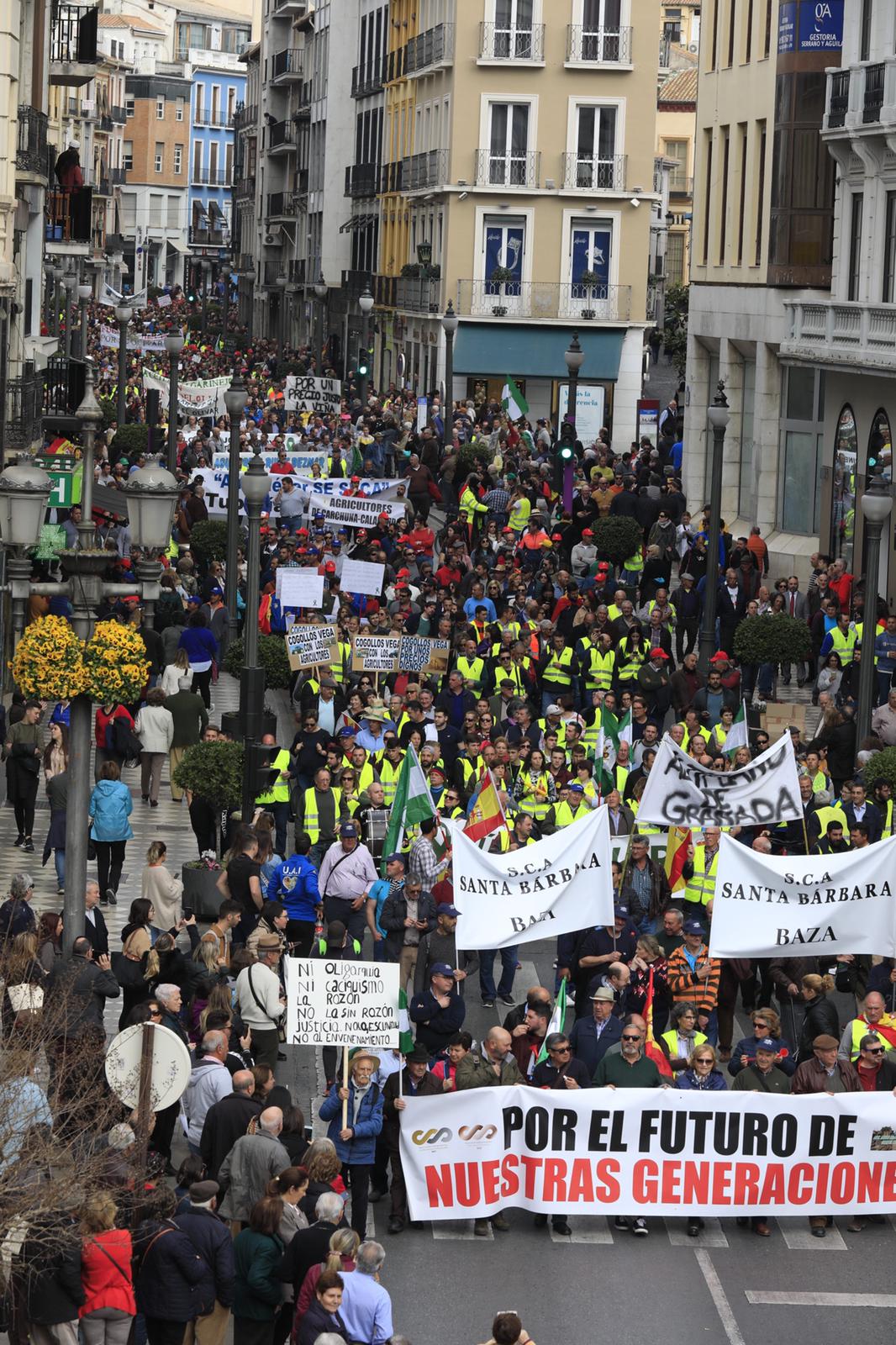 La marcha en la que participan 750 tractores y unos diez mil manifestantes llegados en 200 autobuses altera por completo la rutina de la ciudad
