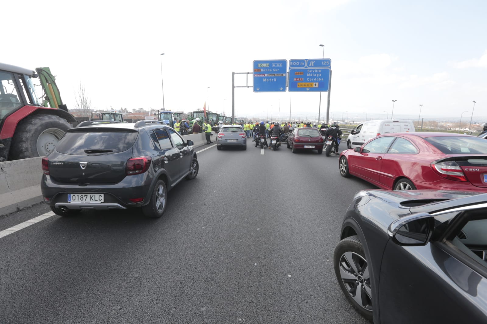 La marcha en la que participan 750 tractores y unos diez mil manifestantes llegados en 200 autobuses altera por completo la rutina de la ciudad