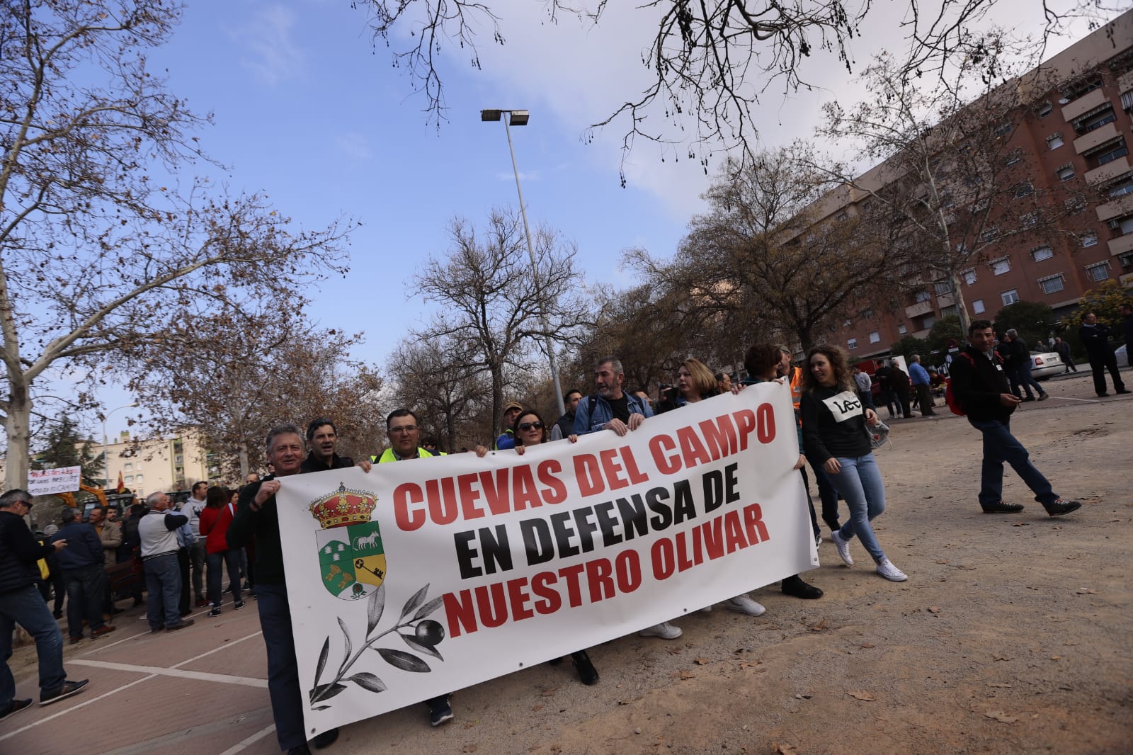 La marcha en la que participan 500 tractores y unos diez mil manifestantes llegados en 200 autobuses altera por completo la rutina de la ciudad