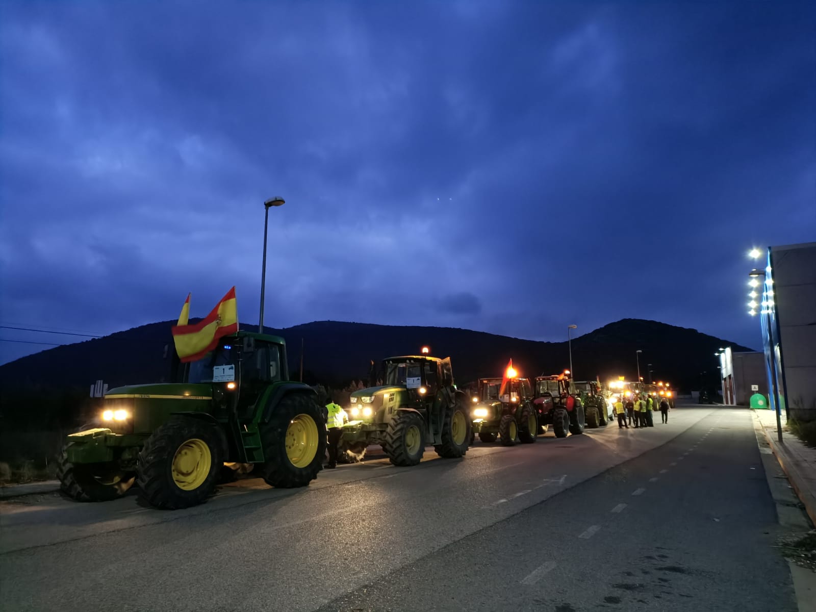 La marcha en la que participan 500 tractores y unos diez mil manifestantes llegados en 200 autobuses altera por completo la rutina de la ciudad
