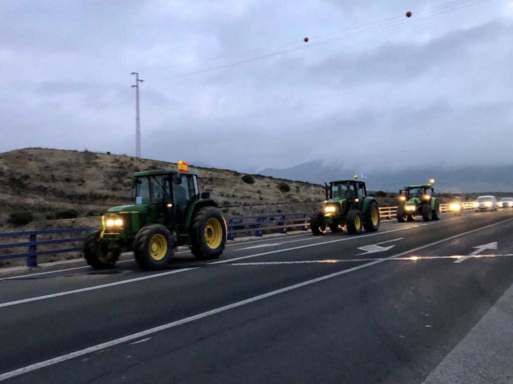 La marcha en la que participan 500 tractores y unos diez mil manifestantes llegados en 200 autobuses altera por completo la rutina de la ciudad