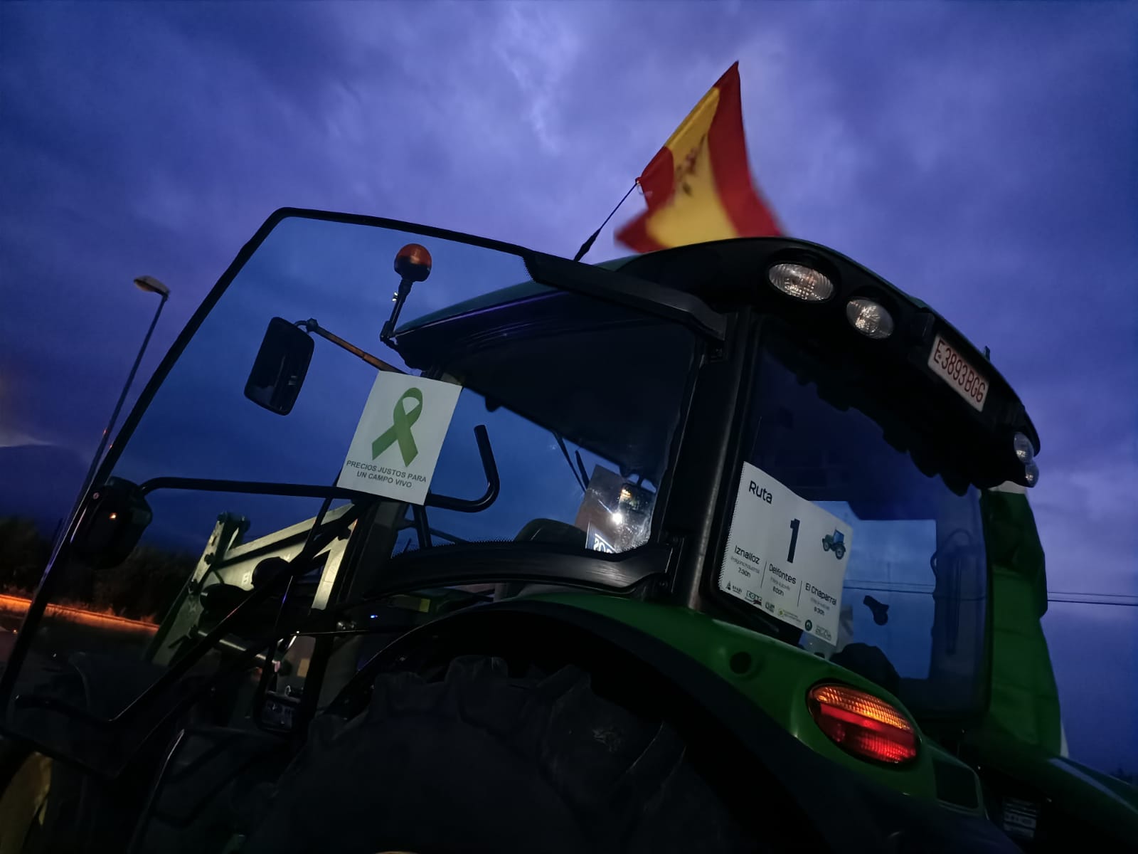 La marcha en la que participan 500 tractores y unos diez mil manifestantes llegados en 200 autobuses altera por completo la rutina de la ciudad