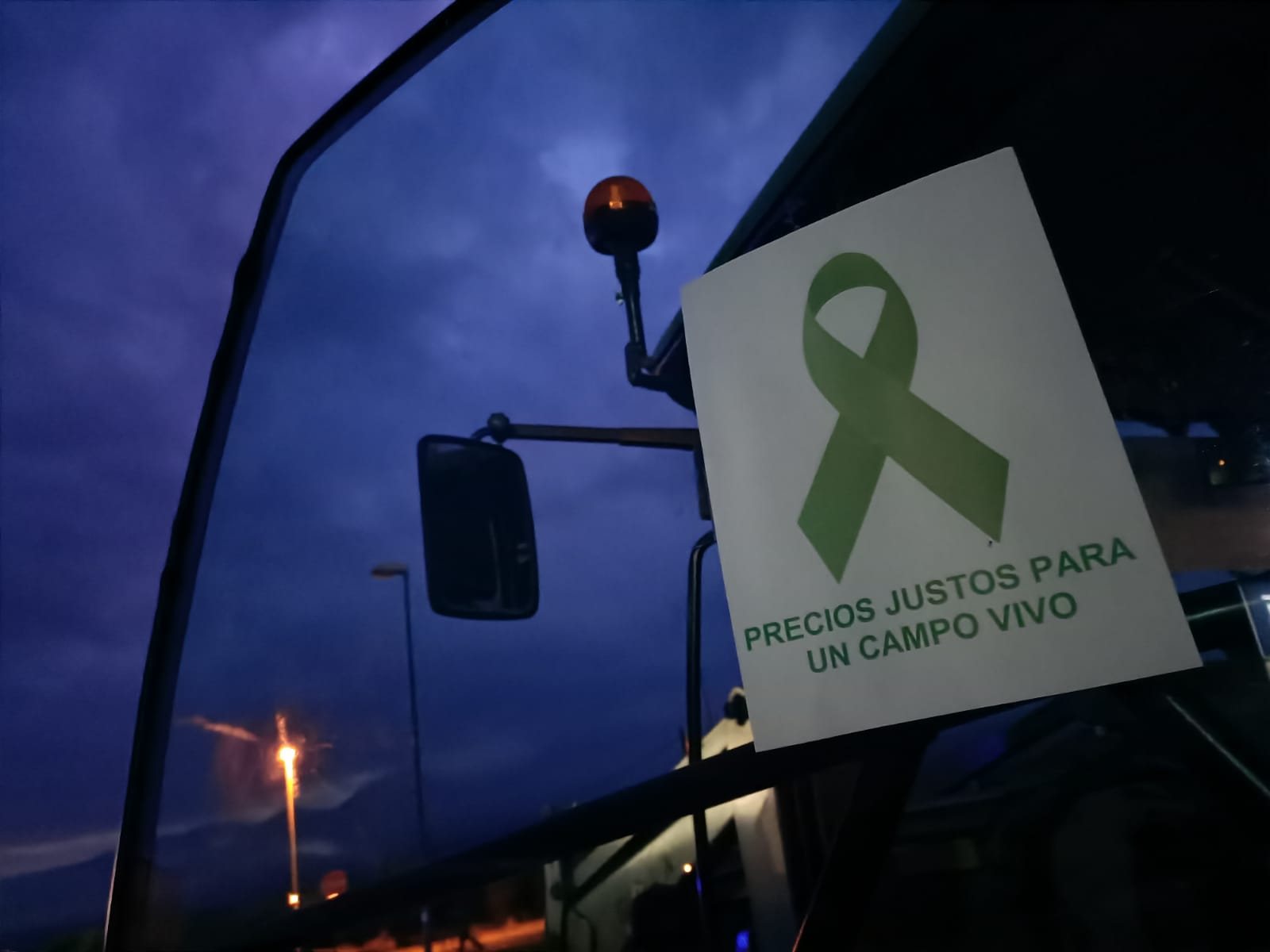 La marcha en la que participan 500 tractores y unos diez mil manifestantes llegados en 200 autobuses altera por completo la rutina de la ciudad