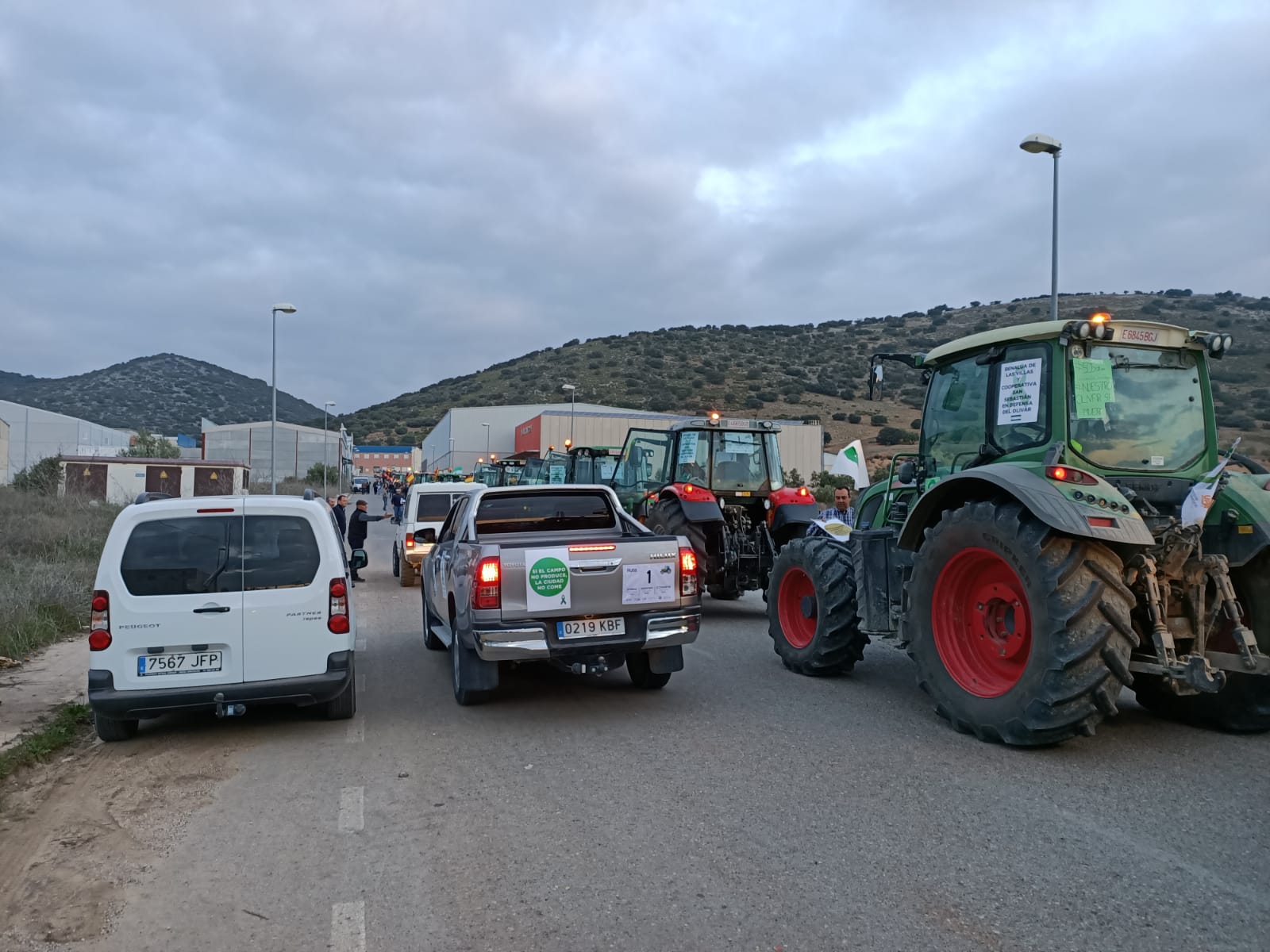 La marcha en la que participan 500 tractores y unos diez mil manifestantes llegados en 200 autobuses altera por completo la rutina de la ciudad