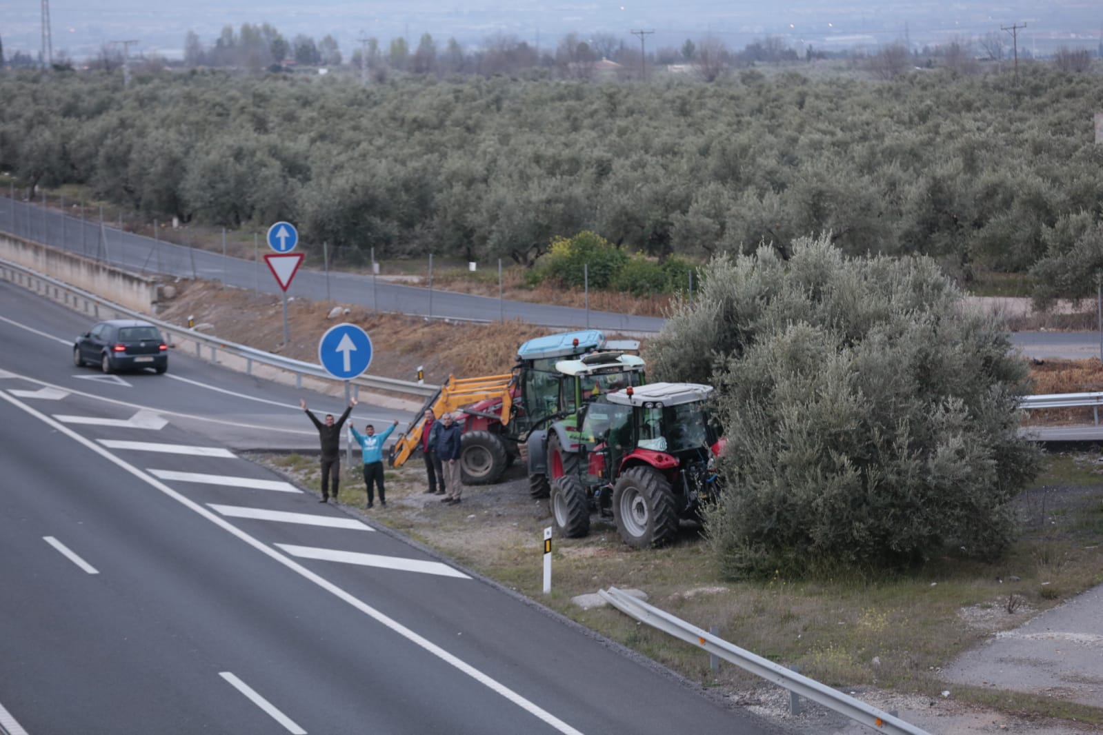 La marcha en la que participan 500 tractores y unos diez mil manifestantes llegados en 200 autobuses altera por completo la rutina de la ciudad