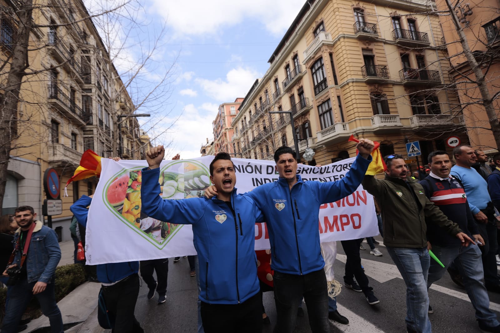 La marcha en la que participan 750 tractores y unos diez mil manifestantes llegados en 200 autobuses altera por completo la rutina de la ciudad
