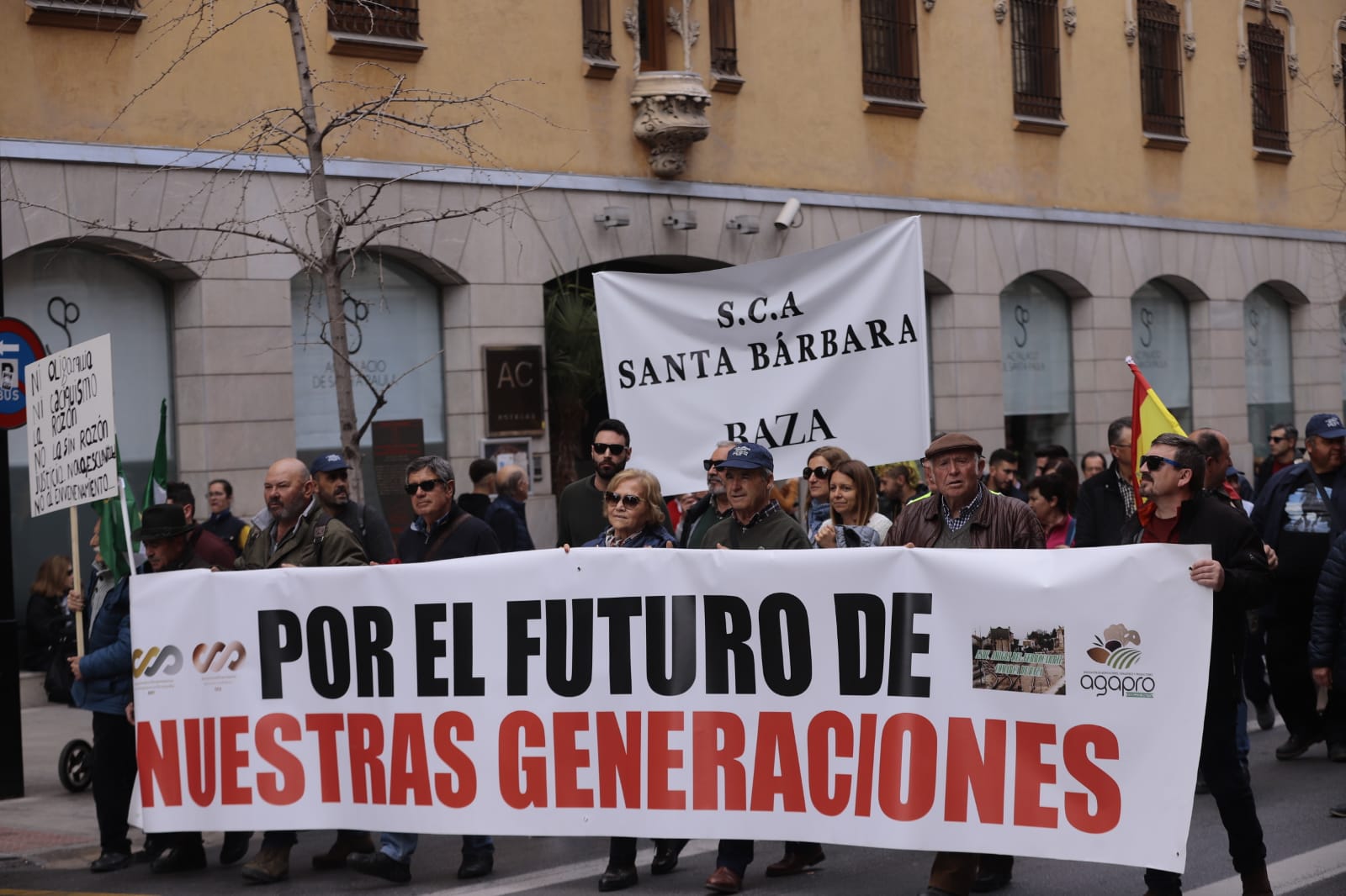 La marcha en la que participan 750 tractores y unos diez mil manifestantes llegados en 200 autobuses altera por completo la rutina de la ciudad