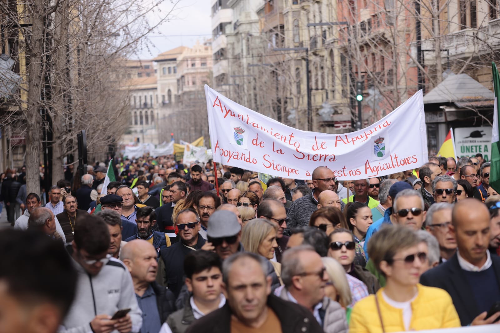 La marcha en la que participan 750 tractores y unos diez mil manifestantes llegados en 200 autobuses altera por completo la rutina de la ciudad