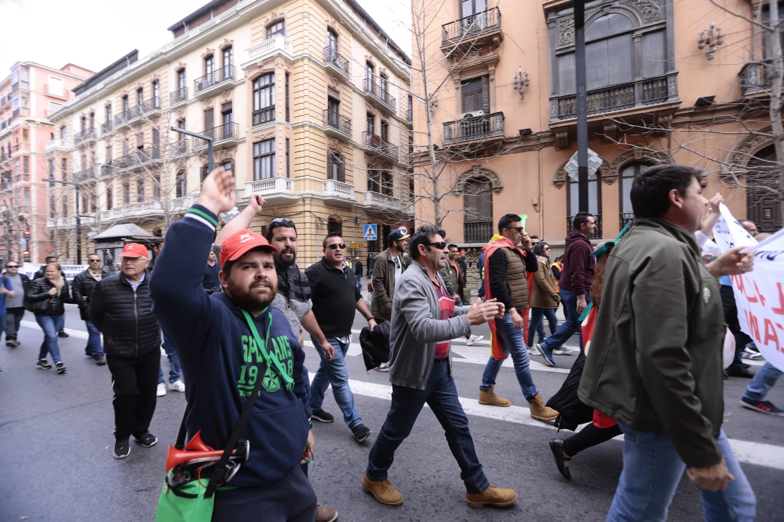 La marcha en la que participan 750 tractores y unos diez mil manifestantes llegados en 200 autobuses altera por completo la rutina de la ciudad