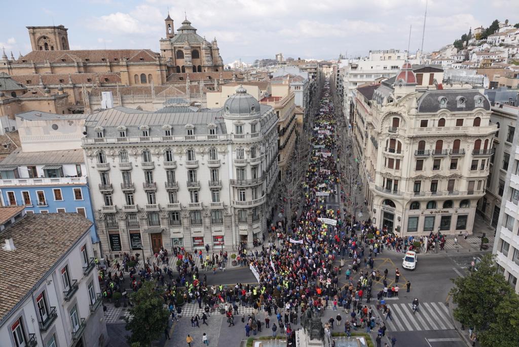 La marcha en la que participan 750 tractores y unos diez mil manifestantes llegados en 200 autobuses altera por completo la rutina de la ciudad