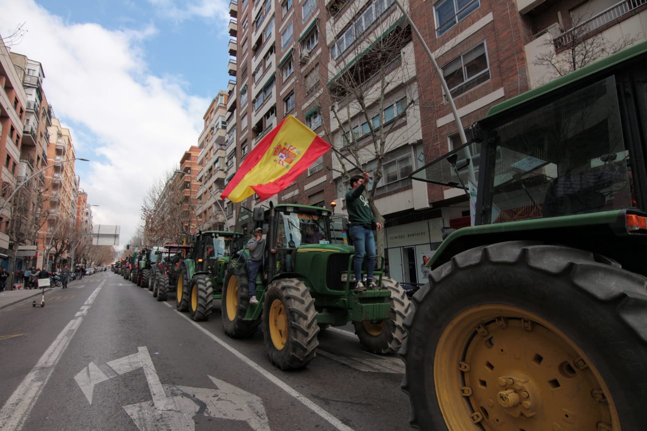 La marcha en la que participan 750 tractores y unos diez mil manifestantes llegados en 200 autobuses altera por completo la rutina de la ciudad
