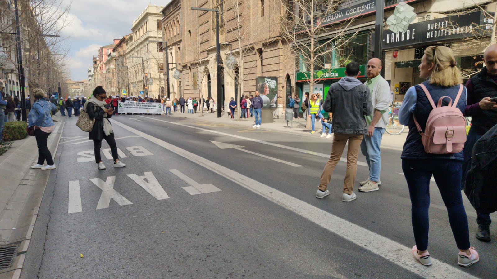 La marcha en la que participan 750 tractores y unos diez mil manifestantes llegados en 200 autobuses altera por completo la rutina de la ciudad