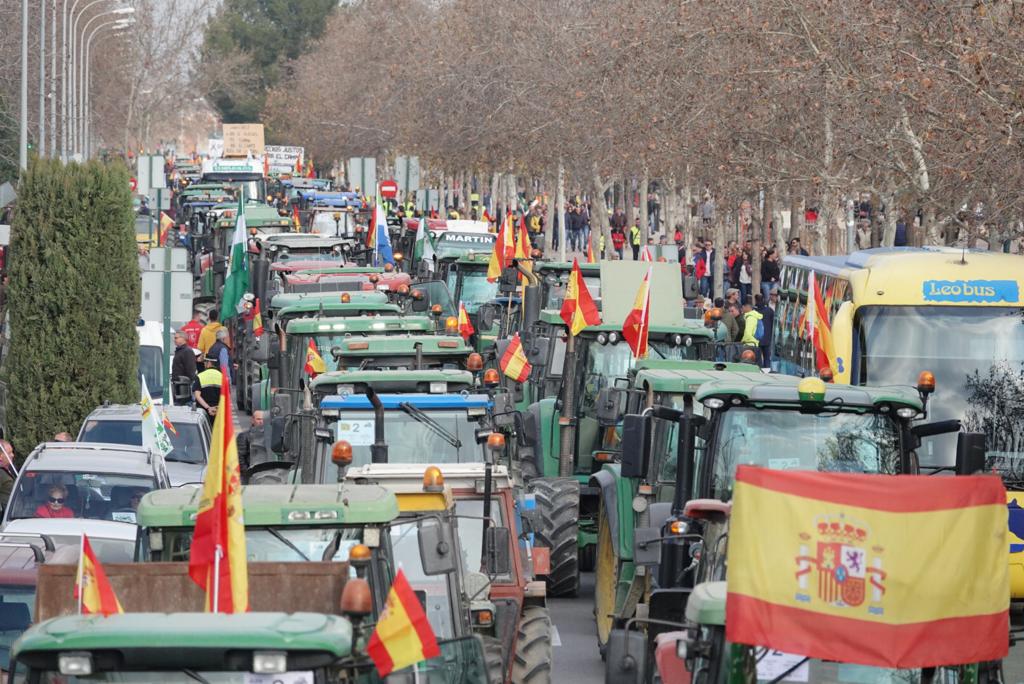 La marcha en la que participan 500 tractores y unos diez mil manifestantes llegados en 200 autobuses altera por completo la rutina de la ciudad