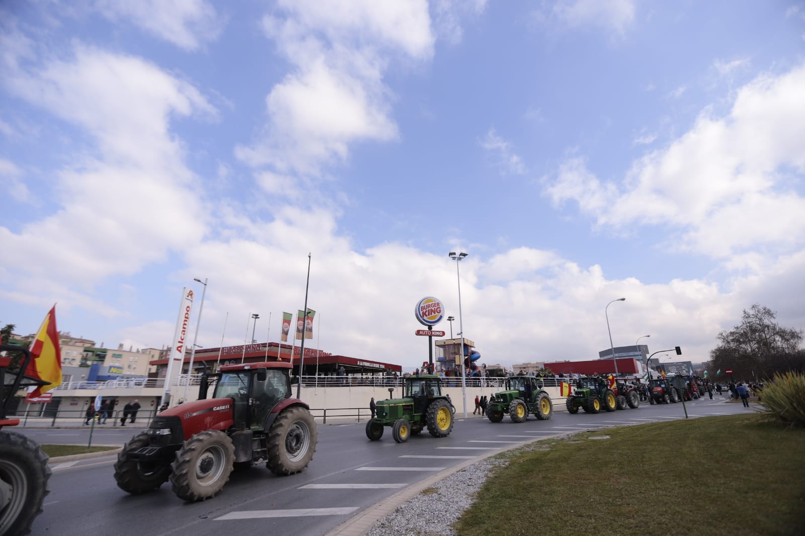 La marcha en la que participan 500 tractores y unos diez mil manifestantes llegados en 200 autobuses altera por completo la rutina de la ciudad