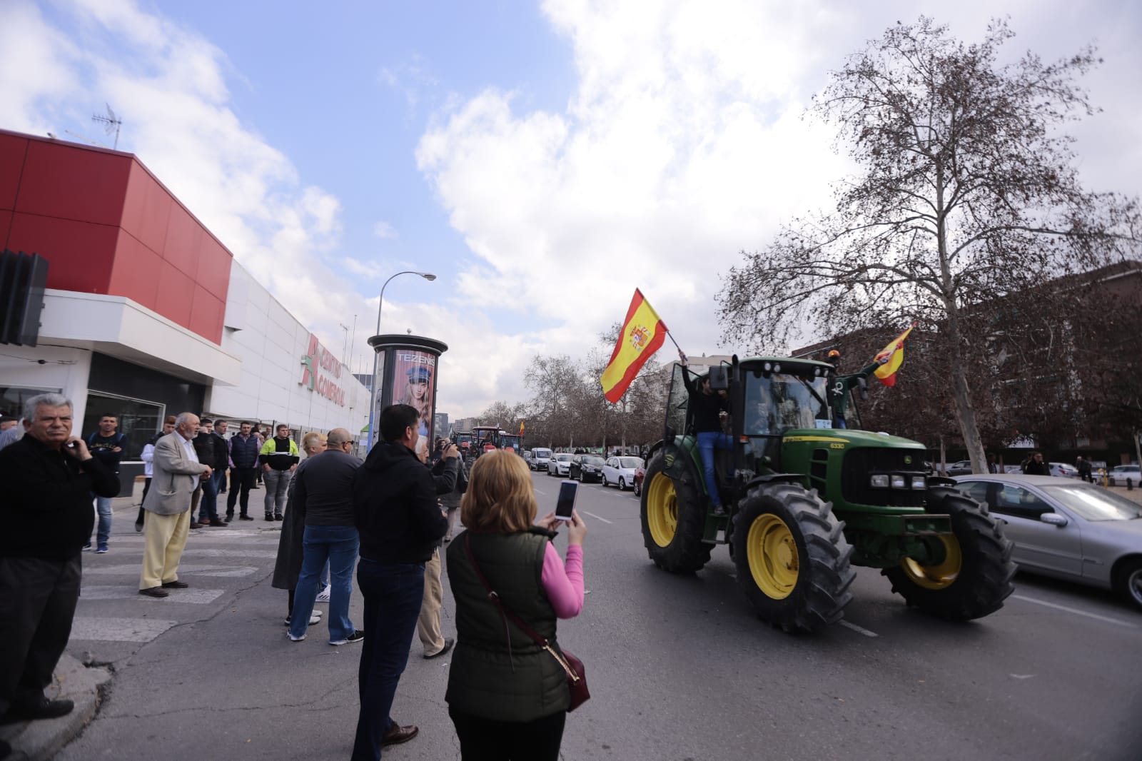 La marcha en la que participan 500 tractores y unos diez mil manifestantes llegados en 200 autobuses altera por completo la rutina de la ciudad