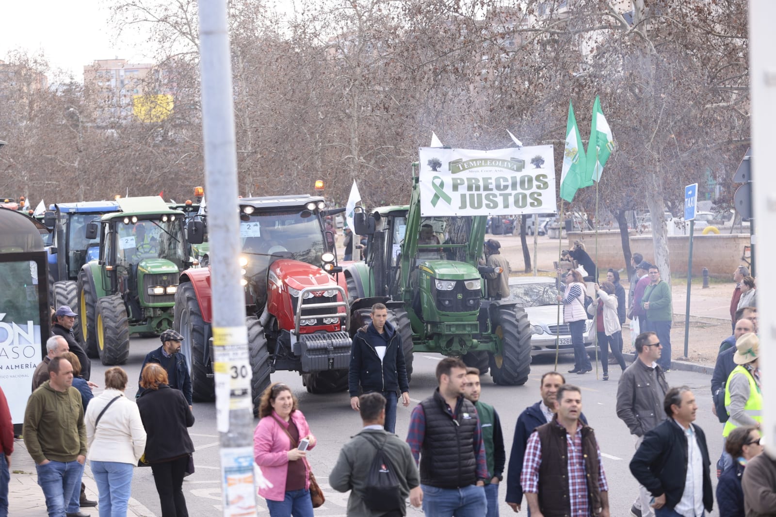 La marcha en la que participan 500 tractores y unos diez mil manifestantes llegados en 200 autobuses altera por completo la rutina de la ciudad