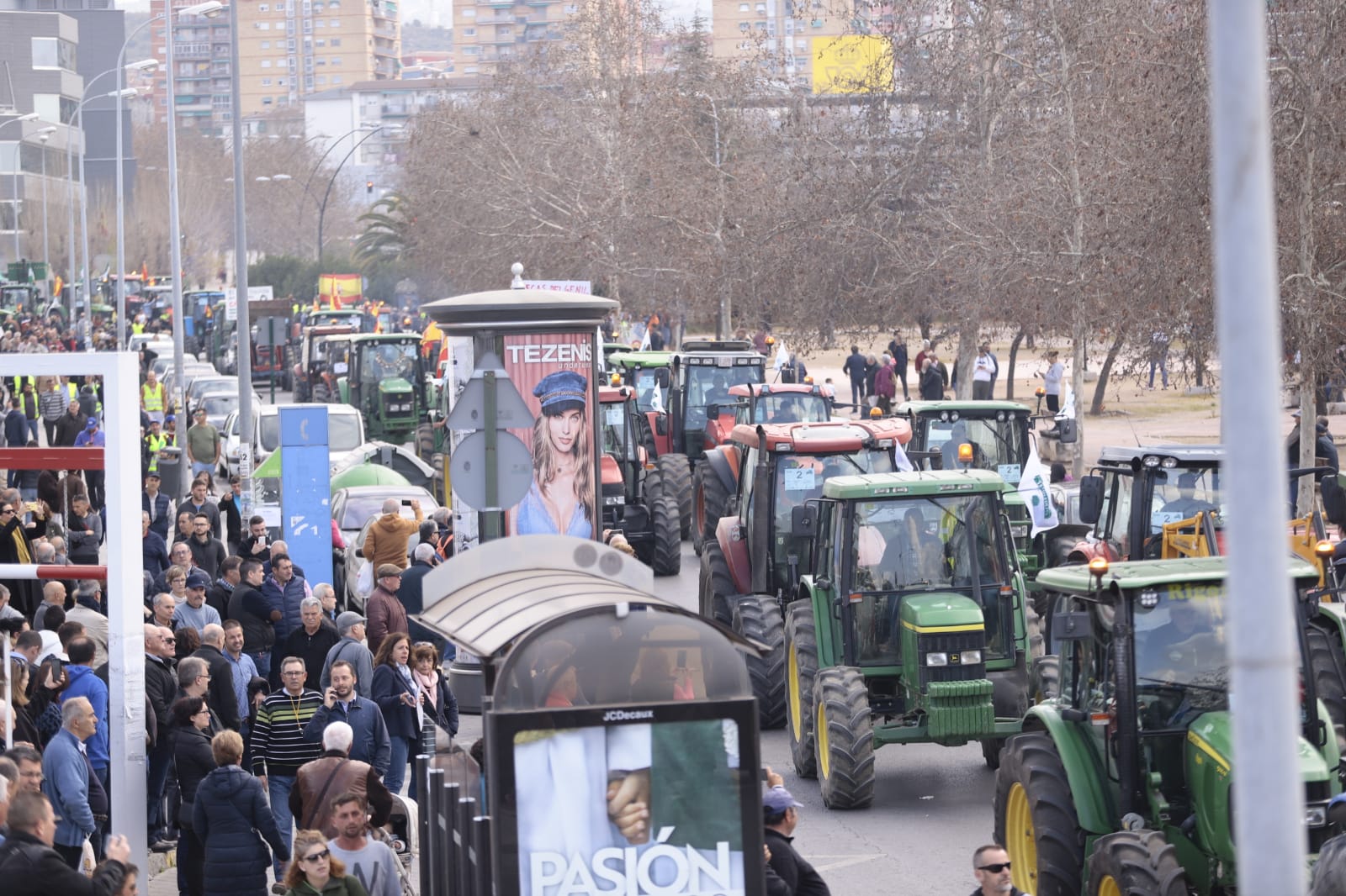 La marcha en la que participan 500 tractores y unos diez mil manifestantes llegados en 200 autobuses altera por completo la rutina de la ciudad