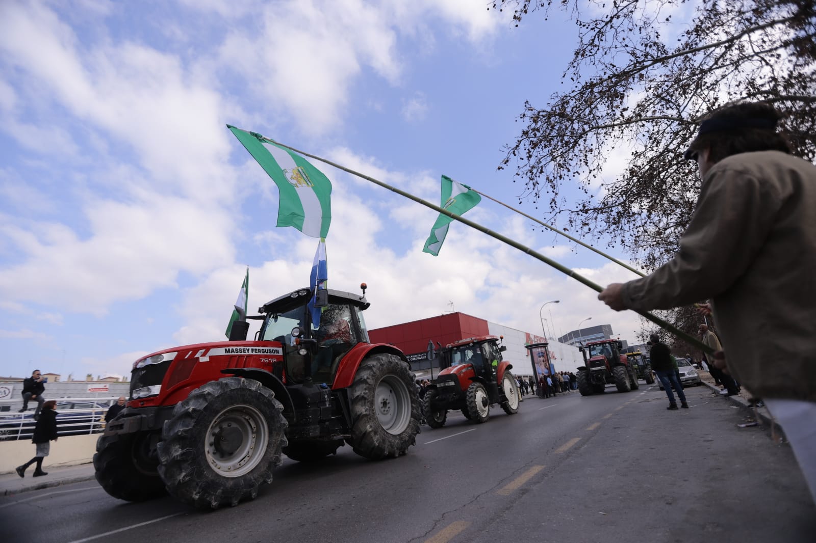 La marcha en la que participan 500 tractores y unos diez mil manifestantes llegados en 200 autobuses altera por completo la rutina de la ciudad