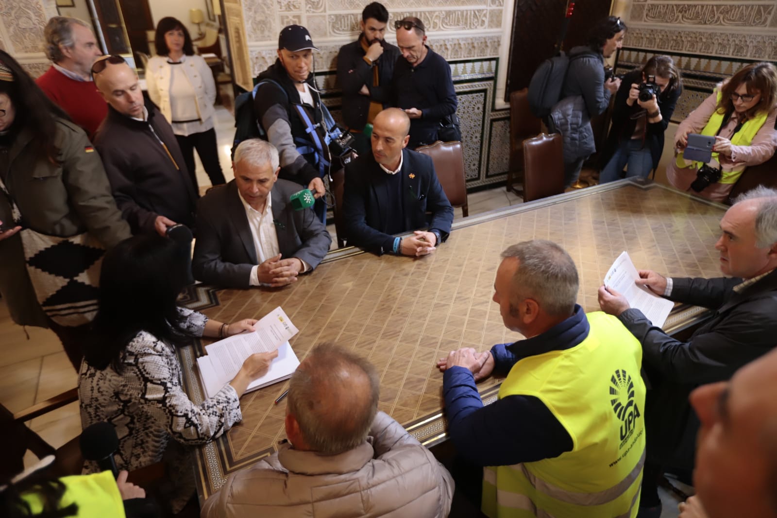 La marcha en la que participan 750 tractores y unos diez mil manifestantes llegados en 200 autobuses altera por completo la rutina de la ciudad