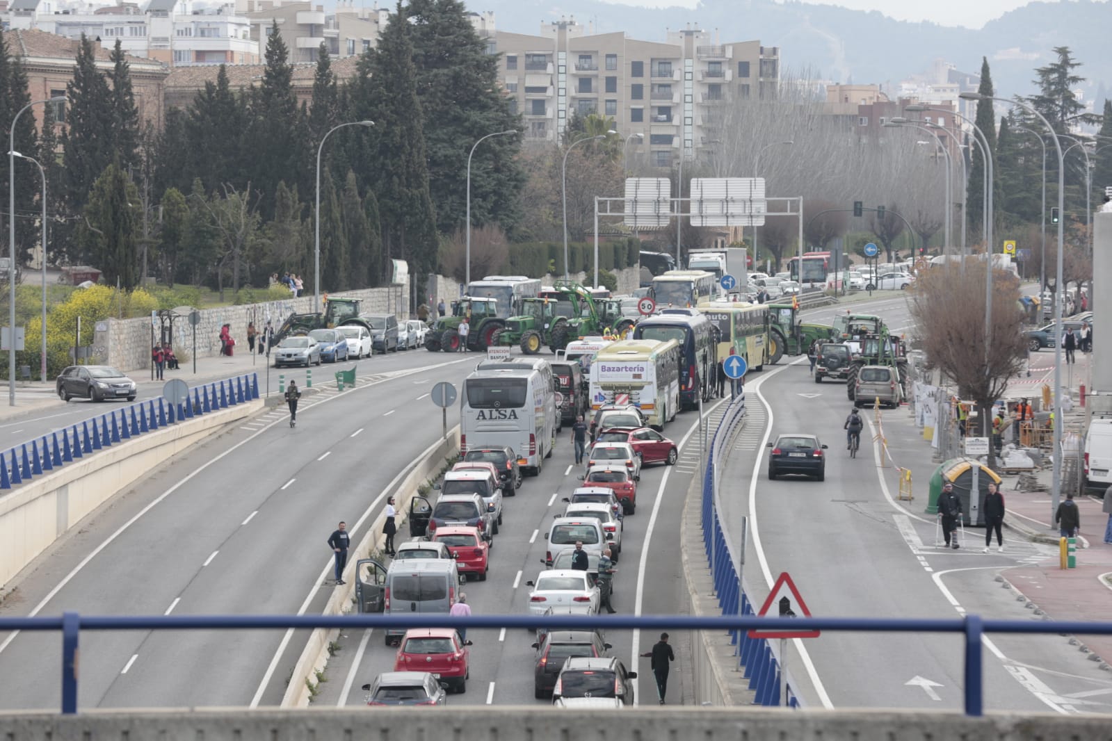 La marcha en la que participan 750 tractores y unos diez mil manifestantes llegados en 200 autobuses altera por completo la rutina de la ciudad