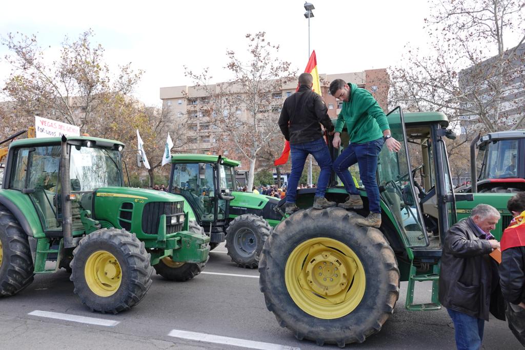La marcha en la que participan 500 tractores y unos diez mil manifestantes llegados en 200 autobuses altera por completo la rutina de la ciudad