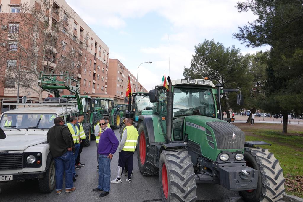 La marcha en la que participan 500 tractores y unos diez mil manifestantes llegados en 200 autobuses altera por completo la rutina de la ciudad
