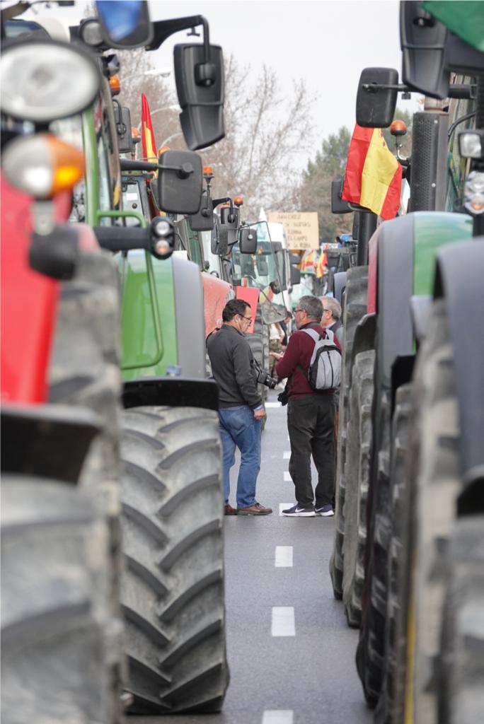 La marcha en la que participan 500 tractores y unos diez mil manifestantes llegados en 200 autobuses altera por completo la rutina de la ciudad