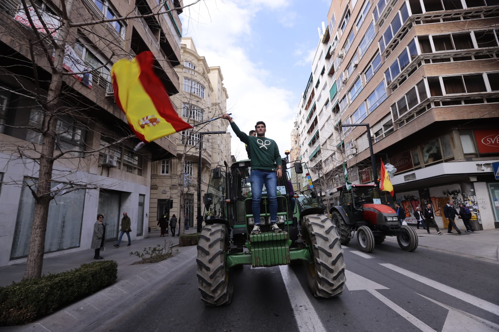 La marcha en la que participan 750 tractores y unos diez mil manifestantes llegados en 200 autobuses altera por completo la rutina de la ciudad