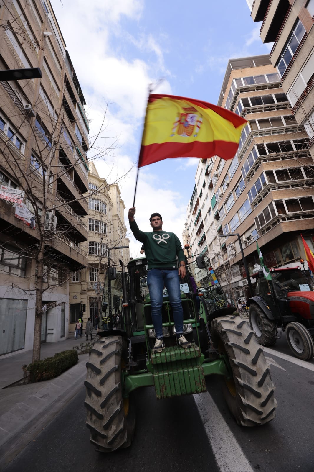 La marcha en la que participan 750 tractores y unos diez mil manifestantes llegados en 200 autobuses altera por completo la rutina de la ciudad