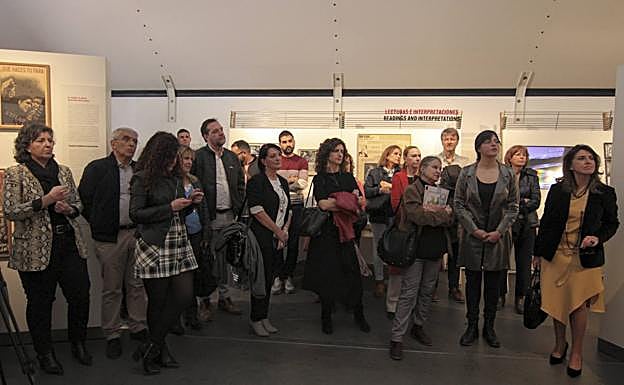 Imagen principal - Una exposición gratuita muestra los secretos del Guernica en el centro de Granada