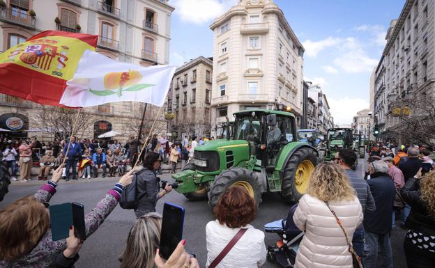 La gran columna de tractores, que circuló detrás de los 15.000 manifestantes, a su paso por Puerta Real, en el corazón de Granada
