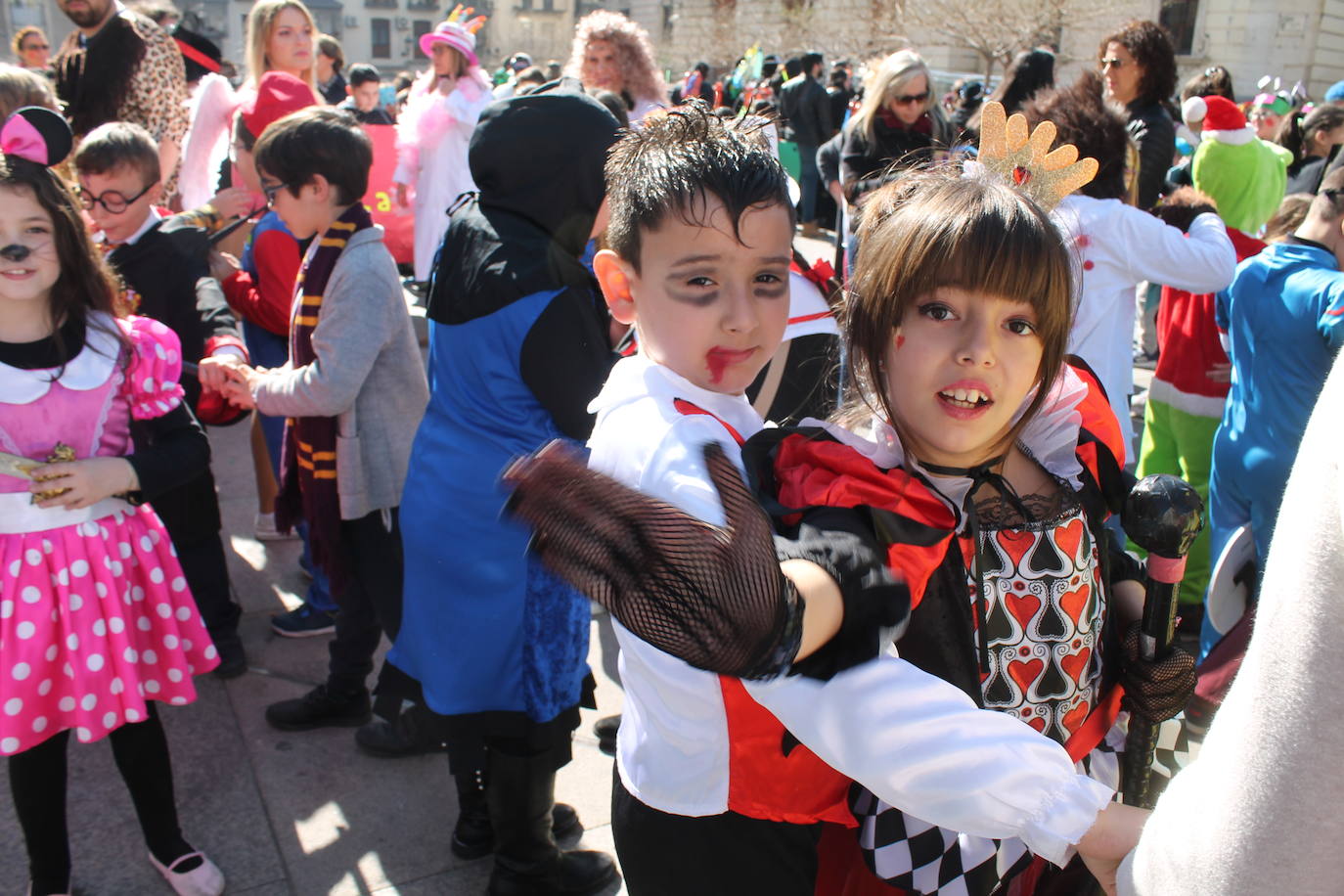 El pasacalles infantil de los colegios de la ciudad ha inundado de color y alegría la plaza de Santa María 