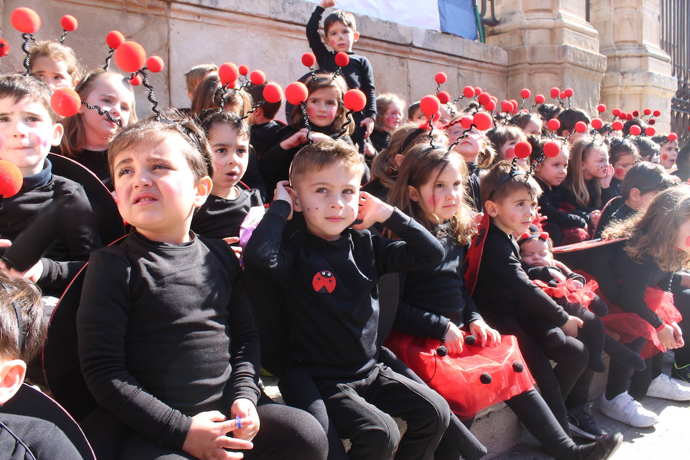El pasacalles infantil de los colegios de la ciudad ha inundado de color y alegría la plaza de Santa María 