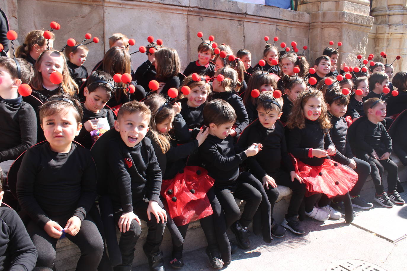 El pasacalles infantil de los colegios de la ciudad ha inundado de color y alegría la plaza de Santa María 