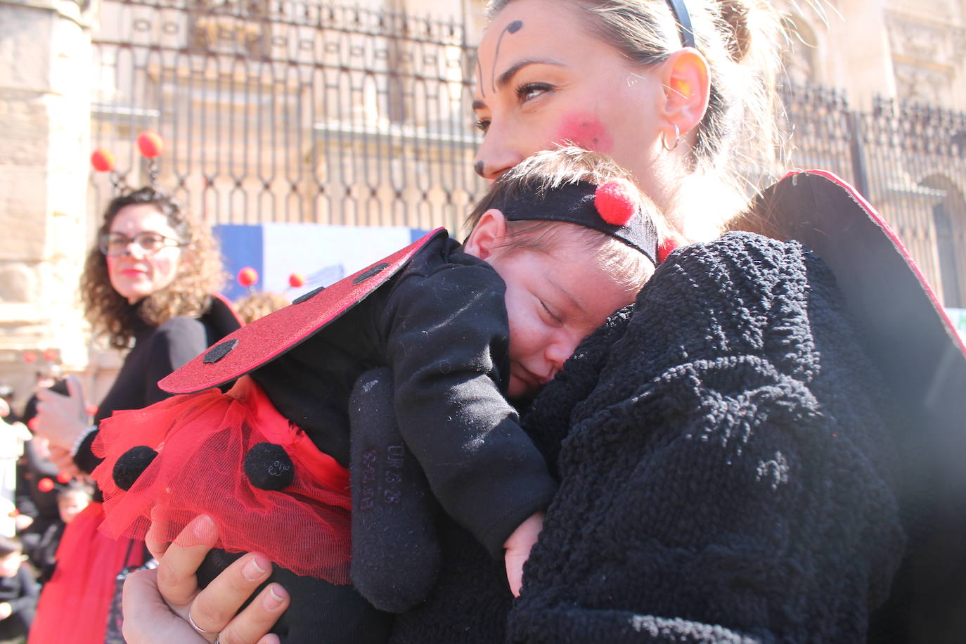 El pasacalles infantil de los colegios de la ciudad ha inundado de color y alegría la plaza de Santa María 
